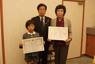 感謝状を持つ服部響さん(左)と西口庸子さん(右)。中央が田代町長。